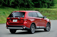 “顔つき”のお色直しに合わせて、リアもよりSUVらしい力強いデザインに改められた。リアコンビランプはLEDへ。バンパー下部にはスキッドプレート形状が採用された。
    