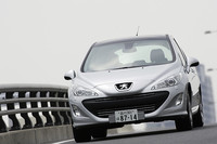 サスペンションは、フロントがストラットで、リアがトーションビーム式。最近はリアに完全独立懸架のマルチリンクを採用するモデルが増えてきているためスペック的には見劣りするが、乗り味がスペックと比例するとは限らない。