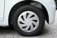 装着タイヤは「ダンロップ・エナセーブEC300」。内部構造を見直すことで、300kPaの空気圧と快適な乗り心地を両立したという。
    