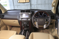 「ランドクルーザープラド」のインストゥルメントパネルまわり。「TZ-G」には木目調装飾と本革のコンビステアリングホイールが装備される。