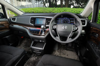 「オデッセイ ハイブリッド」のインストゥルメントパネルまわり。内装色はブラックで、茶木目の装飾パネルが組み合わされる。