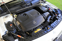 「GLA180」の1.6リッター直4ターボエンジン。上級モデル「GLA250」には、2リッター直4ターボが搭載される。