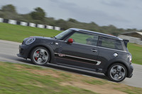 全世界2000台の限定販売で、日本にはその1割に当たる200台が導入される。