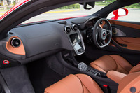 
	「540Cクーペ」のインテリア。シートやダッシュボード、ドアトリムなどはいずれもレザーで仕立てられている。
	