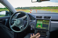 工事中のサインを認識して、狭いルートをすり抜ける。巧みなハンドルさばきに感心。