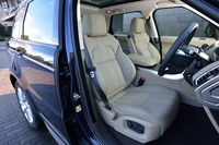 「SE」のフロントシート。オプションで「オックスフォード・パーフォレイテド・レザーシート」も用意される。
    