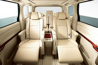 7人乗り仕様の2列目キャプテンシート。オットマン機能が備わる。