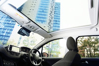 「シエロパッケージ」に装備されるパノラミックガラスルーフ。フチの部分にはブルーのイルミネーションが備わる。