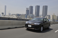 11代目「カローラ」は、2015年4月のマイナーチェンジにより安全装備の充実、環境性能の向上が図られるとともに、フロントまわりを中心にデザインが変更された。