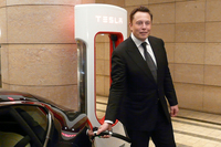 急速充電器「スーパーチャージャー」について説明するイーロン・マスクCEO。この充電器はおよそ20分でバッテリー最大容量の半分まで充電することが可能であり、テスラ車のオーナーであれば無料で利用できるという。
    