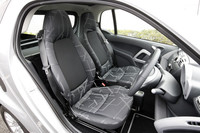 デザインブラックのシート。そのほかレッドとベージュが用意される。またオプションで、シートヒーター付き本革シート（10万5000円）も設定される。