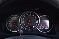 「BRZ S」に採用された新デザインの3連式メーターパネル。