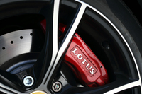 ブレーキは前後とも同じ仕様で、APレーシング製の4ピストンアルミ合金キャリパーに、332mmのベンチレーテッドクロスドリルドディスクの組み合わせ。
    