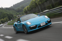 「ポルシェ911ターボ カブリオレ」には、コーナリング時の旋回性能を高めるべく、電子制御式リアディファレンシャルとトルクベクタリング機構が与えられる。