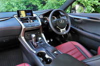 インテリアのテーマは「プレミアム・アーバン・スポーツギア」。インパネ中央のセンターフレーム部では、金属から削り出したような質感を追求している。