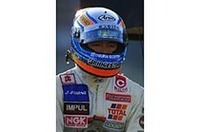 第9戦もてぎ、本山哲は2001年フォーミュラニッポンのシリーズチャンピオンとなった。最大のライバルであり友人でもある服部尚貴(5ZIGEN)が祝う。（写真上）10戦4勝、底力で2度目のタイトル獲得に成功した本山（写真下）。