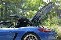 ソフトトップは従来型と同様に、軽量化を目的に手動開閉式となる。ただし構造が改められ、格段に開閉しやすくなった。
    