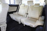 サードシートの中央には、左右席用のセンターアームレストが標準装備される。