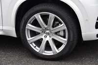 「T8 TWIN ENGINE AWD インスクリプション」のタイヤサイズは275/40R21。テスト車の足まわりには、オプションのエアサスペンションが装備されていた。