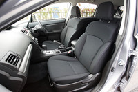 トリコット生地のフロントシート。可倒式タイプのヘッドレストは、上下だけでなく角度調整も可能。