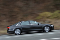 
    「A8 L 4.0 TFSIクワトロ」には、後席の居住性に寄与するロングボディーが与えられる。ホイールベースは、標準ボディー比で130mm長くなる。
    