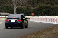 「走路逸脱対応支援PCS」の体験試乗で、「トヨタ・クラウン」がバリアにノーブレーキで向かっていくところ。この後システムが作動して減速と操舵（そうだ）を行い、バリアの手前で停止した。なお、切り込もうとするステアリングにドライバーがあらがえば、ドライバーのほうが優先されるという。「あくまで支援システムであり、自動運転ではない」というのがその理由である。
（写真＝トヨタ自動車）