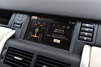 テレインレスポンスの作動状況が、インパネ中央の8インチのタッチパネルに表示される。