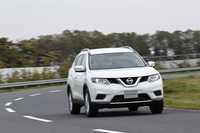 「エクストレイル ハイブリッド」には、自動緊急ブレーキや車線逸脱警報、誤発進抑制制御機能などの予防安全装備が標準で搭載される。
    