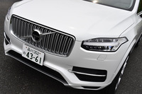 新世代のボルボのデザインを特徴付ける、T字型の意匠が盛り込まれたヘッドランプと新しい「アイアンエンブレム」。