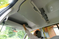 サイドエアバッグが付いたため、先代で後席両側にあった収納スペースは頭上に移動。前席上方の収納は、先代同様。