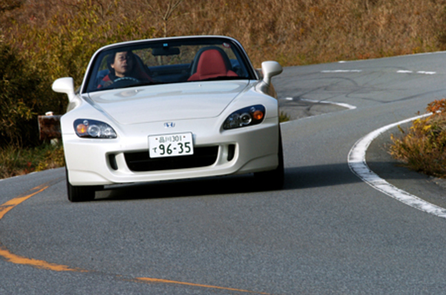 【スペック】全長×全幅×全高＝4135×1750×1285mm／ホイールベース＝2400mm／車重＝1270kg／駆動方式＝FR／2.2リッター直4DOHC16バルブ（242ps/7800rpm、22.5kgm/6500-7500rpm）／価格＝399万円（テスト車＝409万5000円／本革シート＝10万5000円）
