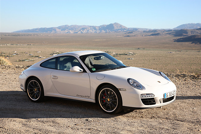 【スペック】911 カレラGTS クーペ：全長×全幅×全高＝4435×1852×1300mm／ホイールベース＝2350mm／車重＝1450kg／駆動方式＝RR／3.8リッター水平対向6DOHC24バルブ（408ps/7300rpm、42.8kgm/4200-5600rpm）（欧州仕様車）

