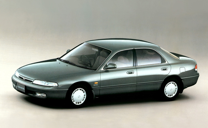 基本となる「マツダ・クロノス」。先代にあたる「カペラ」と比べると全長が180mm長く、全幅が80mm広くなったが、伸びやかというよりのっぺりした印象。