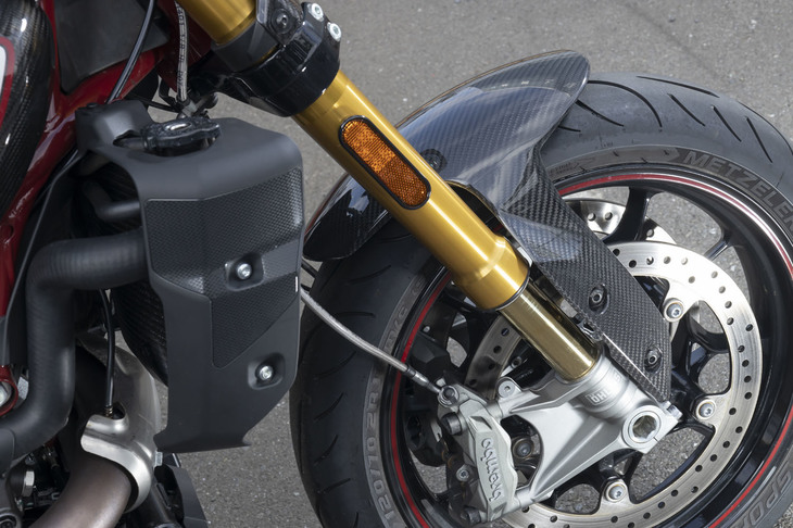 フロントフォークはストローク量を150mmから120mmに縮小。レイク角も26.3°から25.3°に変更している。