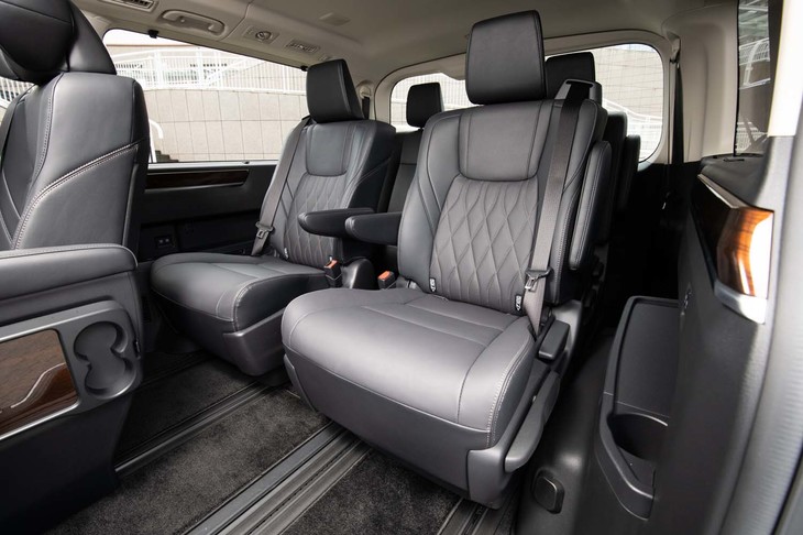 8人乗り仕様車の3列目には手動調節式のキャプテンシートが採用されている。さらに後方の4列目には、左右シート間をウオークスルーしてアクセスする。