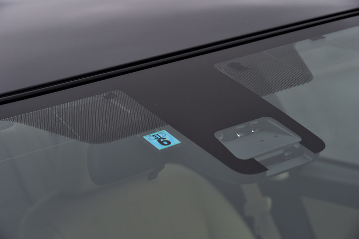 「プレミオ」「アリオン」ともに、レーザーレーダーと単眼カメラを使った運転支援システム「Toyota Safety Sense C」が用意される（グレードにより標準装備、またはオプション）。写真はそのセンサー部。 