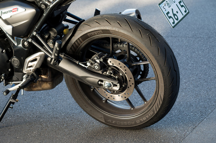 タイヤサイズは前が110/70R17、後ろが150/60R17。ピレリのロードスポーツタイヤ「ディアブロロッソIV」が純正装着される。