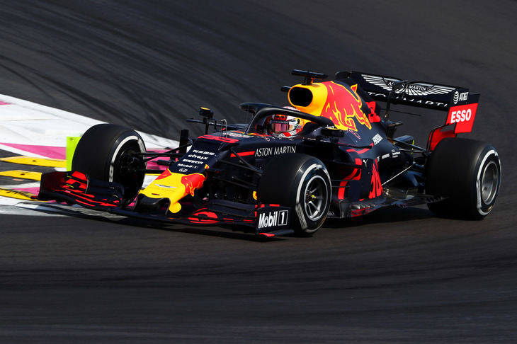 第4戦アゼルバイジャンGPで改良版「スペック2」のパワーユニットを投入したホンダが、早くも第8戦フランスGPで「スペック3」を実戦デビューさせた。その新型を載せたレッドブルのマックス・フェルスタッペン（写真）は、予選で4位と定位置を確保するも、マクラーレンという思わぬ伏兵に0.009秒差まで肉薄されることに。スタートで4位をキープしつつも表彰台は遠く、3位から15秒遅れの4位フィニッシュ。チームメイトのピエール・ガスリーは、予選9位から戦略上不利なソフトタイヤを履いてスタート。作戦面で妥協を余儀なくされ、ポイント圏外の11位でレースを終えたものの、ダニエル・リカルドにペナルティーが科されたことで1つ順位が繰り上がり10位入賞。1点を獲得できた。（Photo=Red Bull Racing）