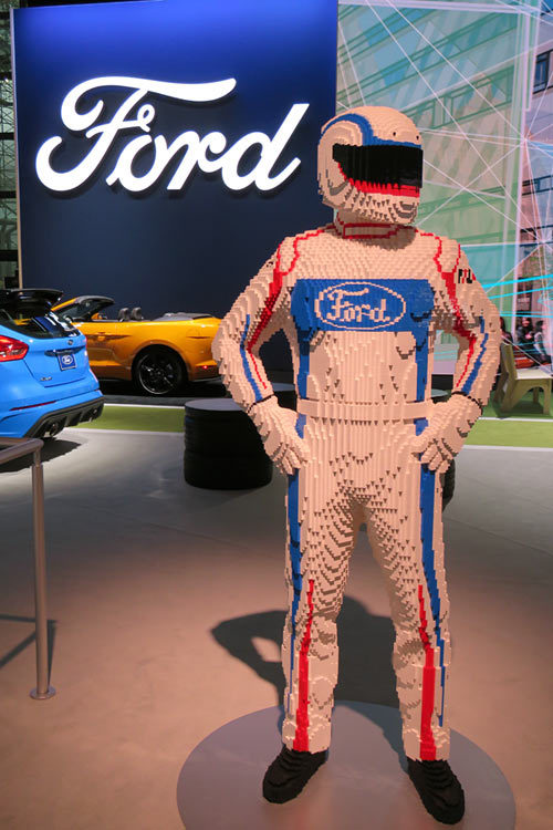 フォードブースの様子。