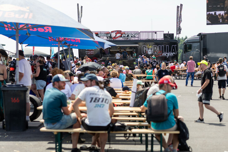 サーキット内のお客さんたちは、わりと平穏な雰囲気。