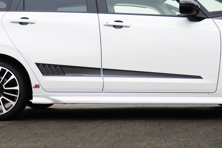 ホンダ・フィットe：HEV RS 無限パーツ装着車（ドアサイドデカール＆サイドスポイラー for RS）