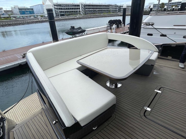 船尾の部分にも大きなソファが。豊田章男社長もここでくつろいだのだろうか。