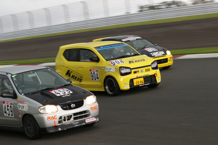 300Rを横並びで駆け抜ける3台。アウト側の「タンサンほいてR」こと「ホンダ・トゥデイ」は総合4位、GP-2クラス優勝。R車両以外では最上位だったが、GP-2クラスは2019年夏の10時間耐久以来4連覇とか。
