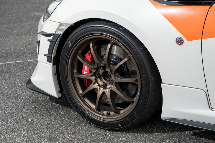 足まわりにはKW製のローダウンキットを採用。乗り心地は相当にスパルタンなものとなっていた。