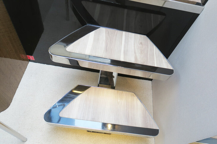 船内では、床面や階段など、各所に「L」の字を模したデザインがあしらわれている。