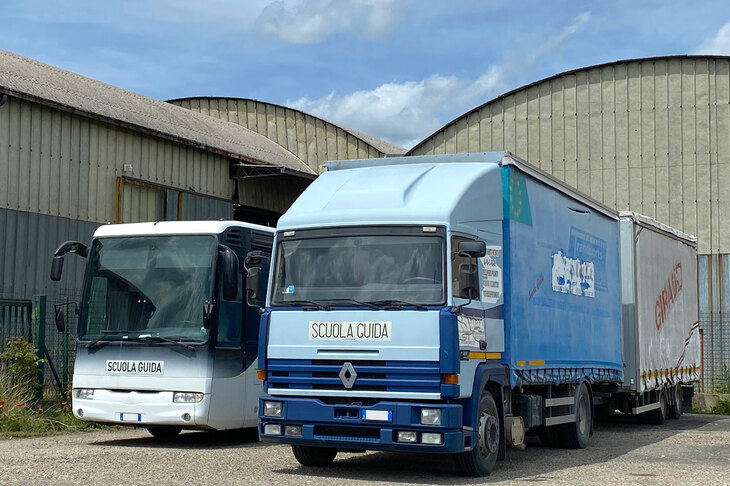 2021年アレッツォで。大型／トレーラー免許用の教習車。いずれもルノー・トラック製である。