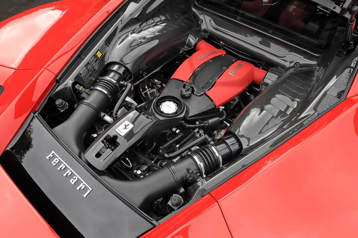 リアミドに積まれる3.9リッターV8ツインターボエンジンは最高出力720PSと最大トルク770N・mを発生。歴代V8モデルの中で最強のスペックとうたわれている。