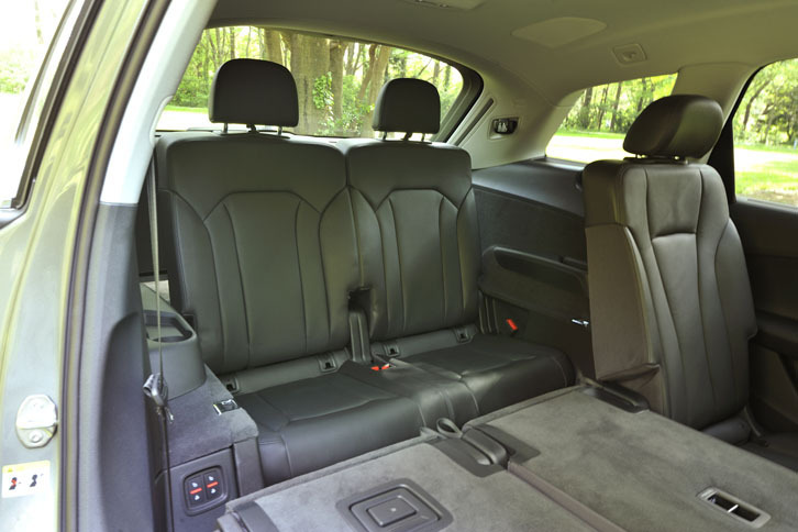 3列目シートはオプション。起立も格納も電動式。