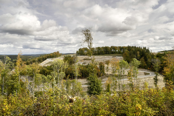 こんなワインディングロードさながらのテストコースも。最大傾斜度は16％だという。