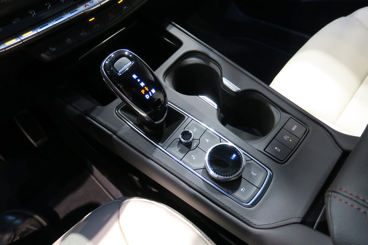 キャデラックXT4スポーツ（センターコンソール）